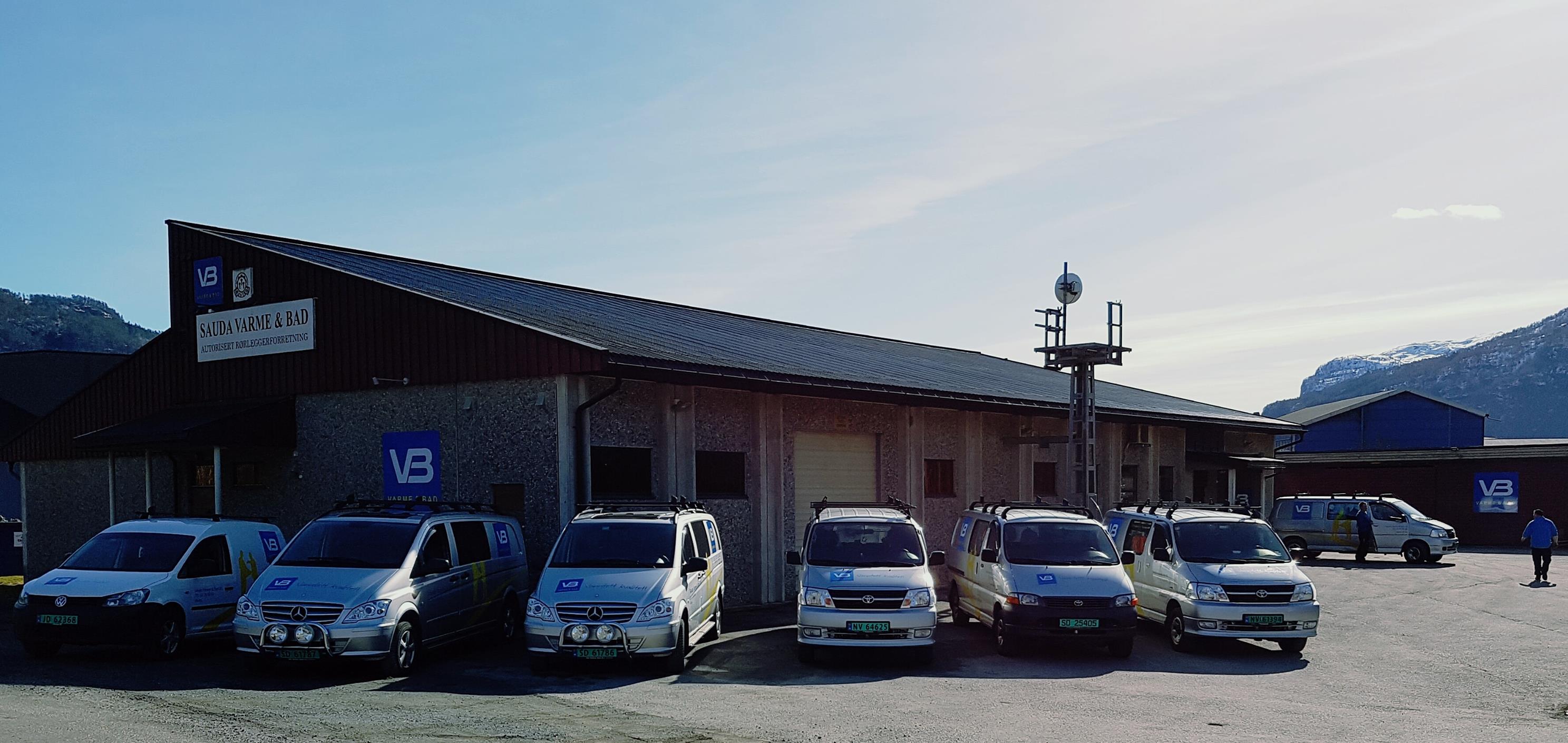 Sauda Varme & Bad butikkfront med servicebiler parkert