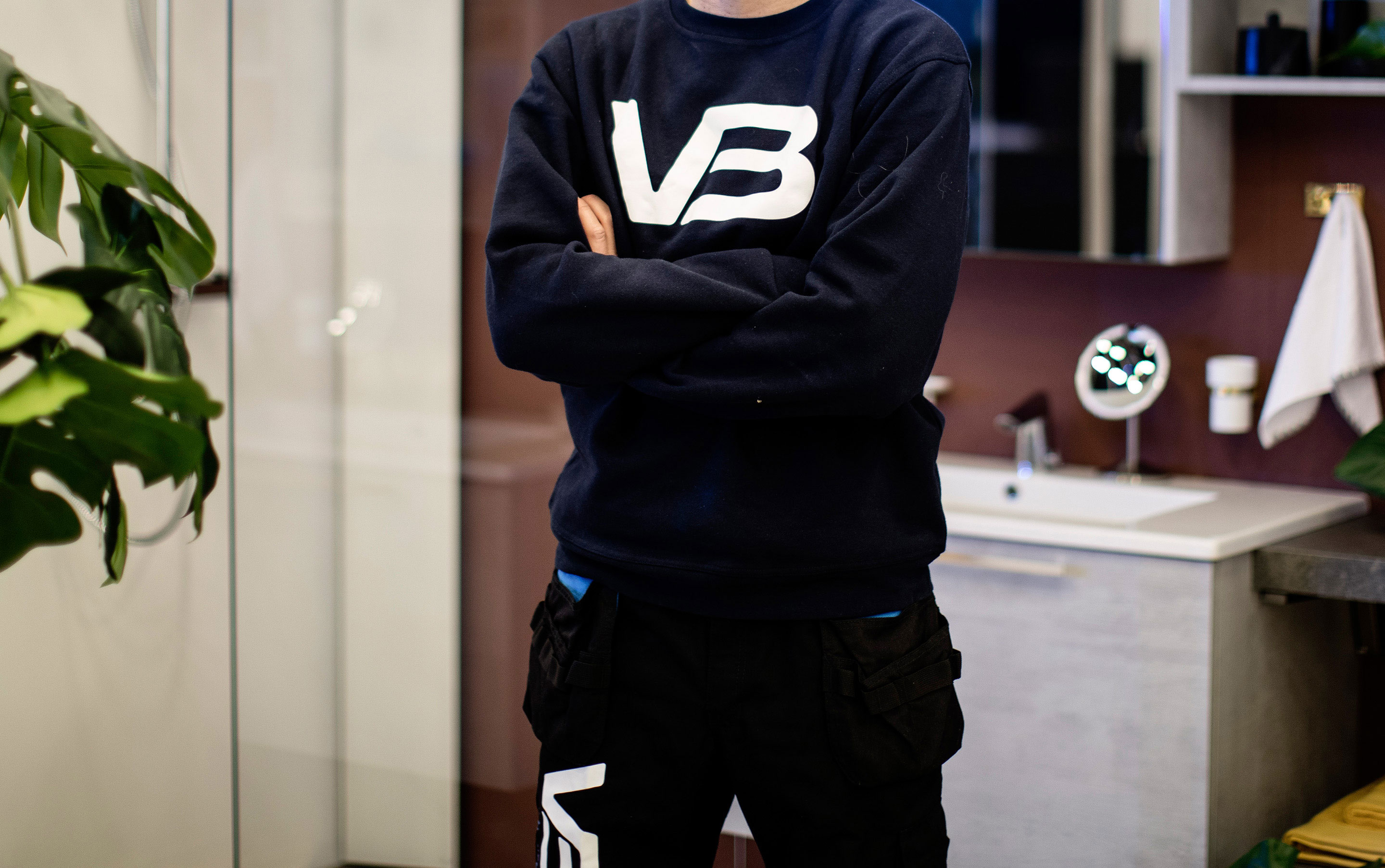 VB-medarbeider med mørkeblå VB-genser